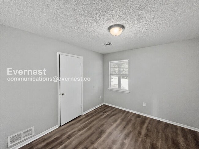 Building Photo - Limited Time Special Offer / 3 Bed/1.5 Bath Home with Carport / Pet-Friendly / Coming Soon!