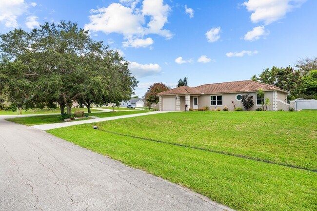 Building Photo - 265 SW Dalton Cir