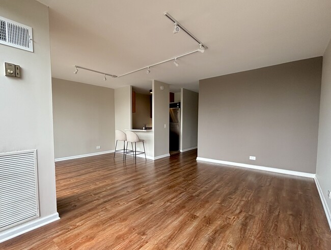 Building Photo - 4343 N Clarendon Ave