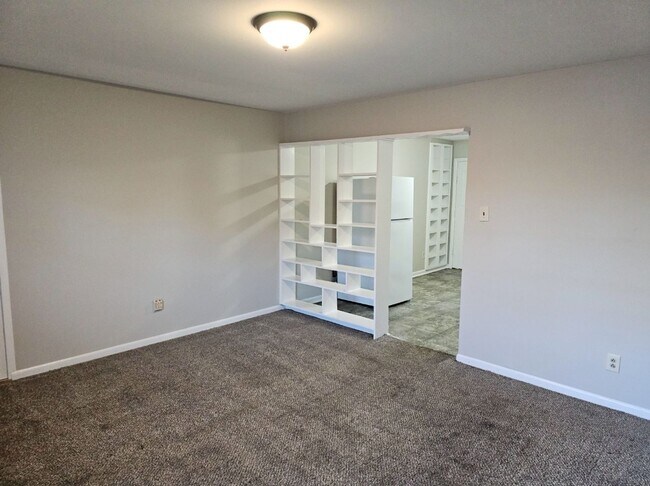 Building Photo - Newly renovated 2 bedroom, 1 bath duplex i...