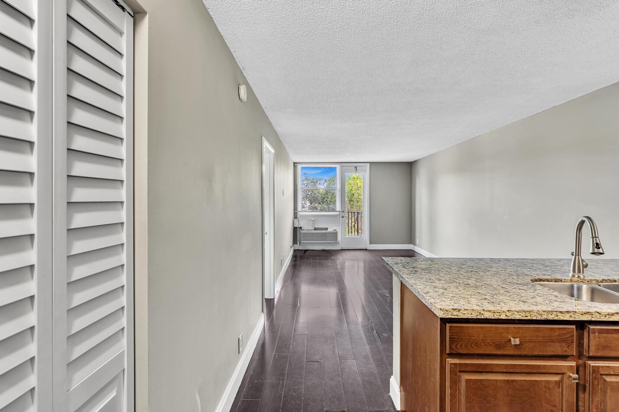 Building Photo - 2701 Riverside Dr