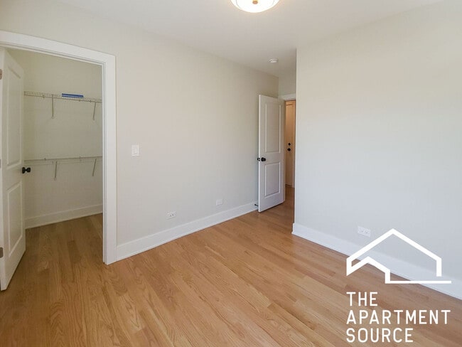 Building Photo - 2020 W Montrose Ave