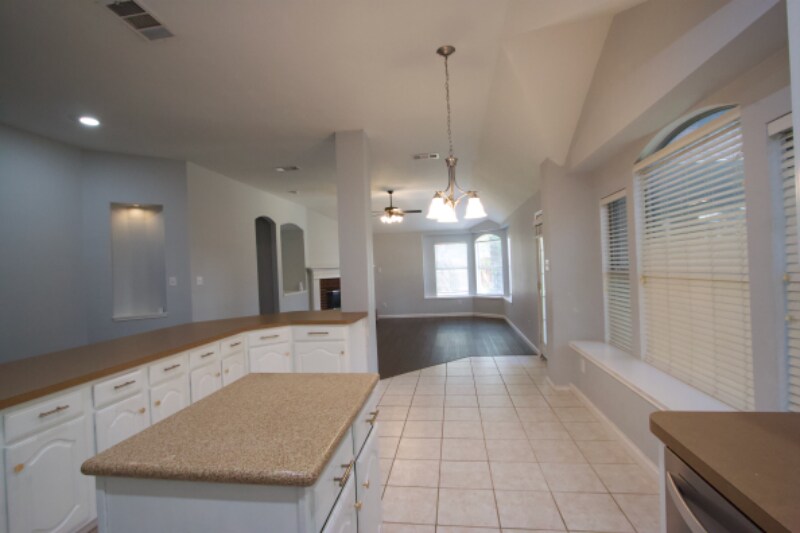Building Photo - 3605 Villanova Dr