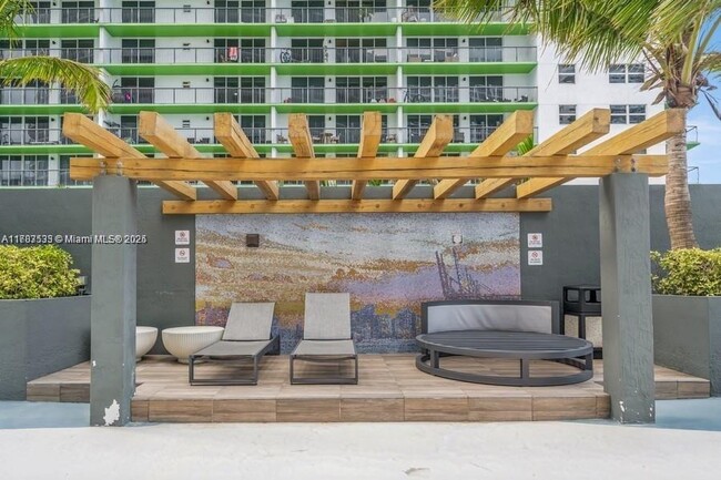 Building Photo - 1750 N Bayshore Dr