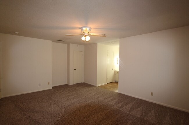 Building Photo - Beautiful 3 bedroom 2 bath home in the hea...