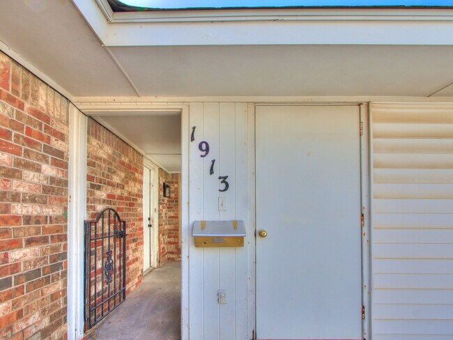 Building Photo - 1913 N Moulton Ct