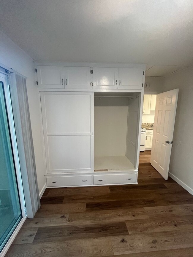 Building Photo - 334-336 E School St.