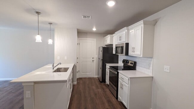 Building Photo - 3 Bed 2 Bath 2 Car Duplex Freedom Villas in Midwest City, OK