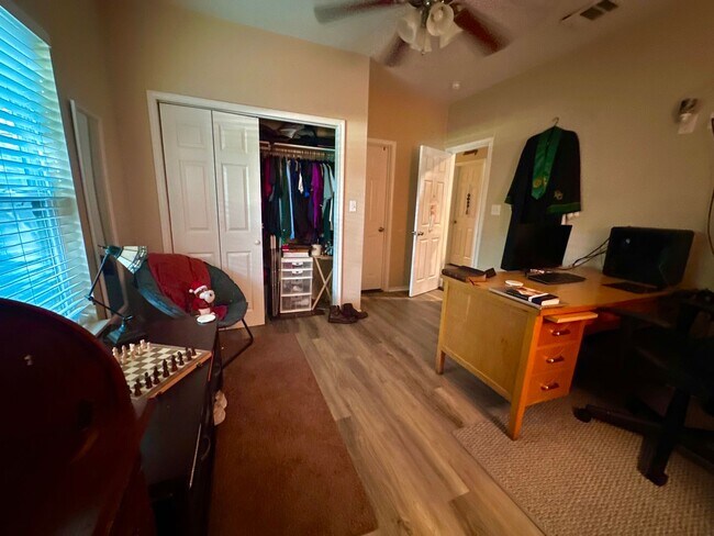 Building Photo - Charming 3/3 House in with Covered Parking Near Campus!