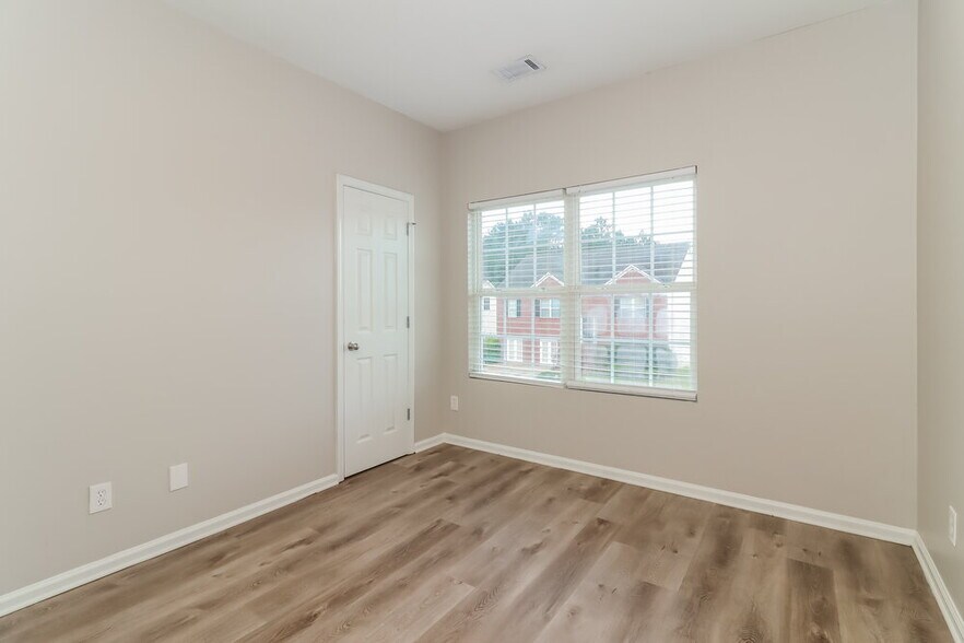 Building Photo - 450 Boxelder Rd