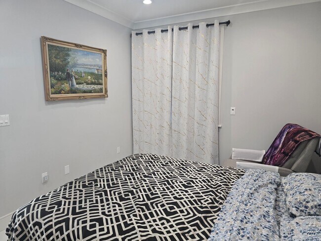 Building Photo - Fully Furnished 2 Bed, 2 Bath Townhome – 5...