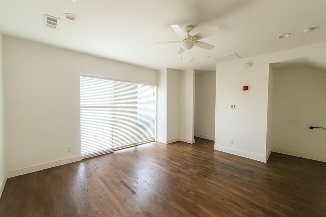 Building Photo - 1931 N Prairie Ave