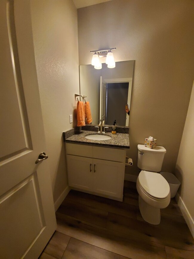 Building Photo - 2 Bed 2.5 Bath Condo in Mid-Fort Collins!