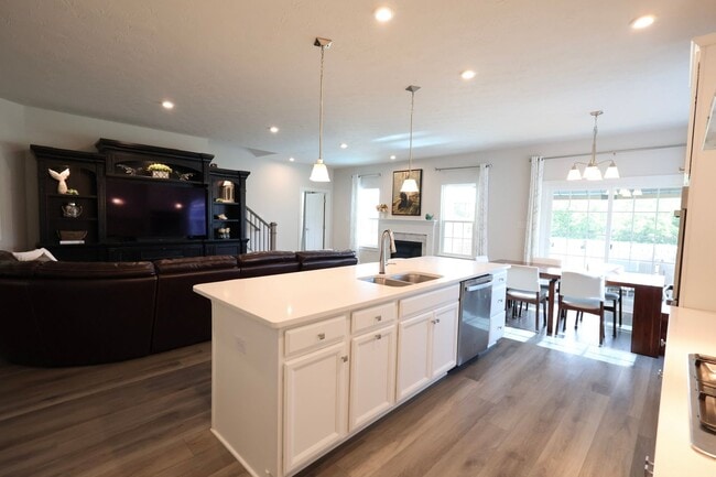 Building Photo - 4 Bedroom, 4 Bath Home w/Backyard Heated Pool overlooking Pearl's Fen