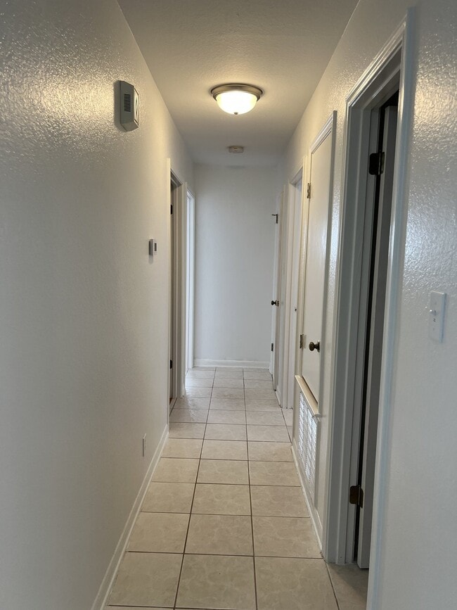Building Photo - 326 Elm Dr
