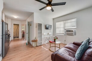 Building Photo - 709 N Pecan St