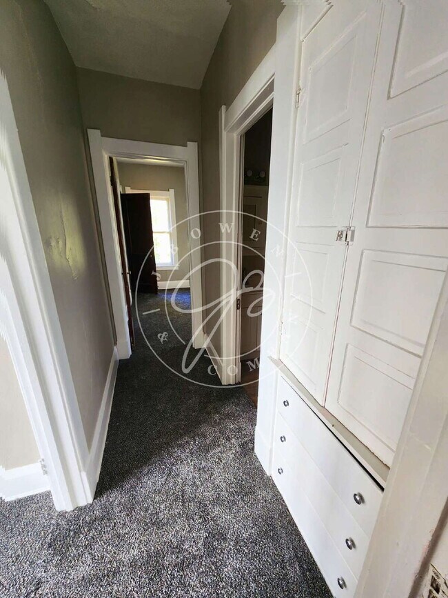 Building Photo - 2 bedroom Upper unit- over 1200 sq feet! Private enclosed porch! Water included!