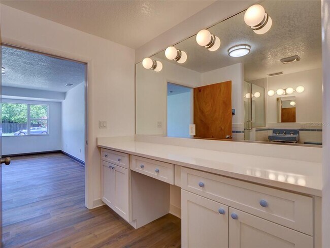 Building Photo - 305 Sunset Dr