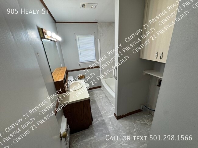 Building Photo - 905 Healy St