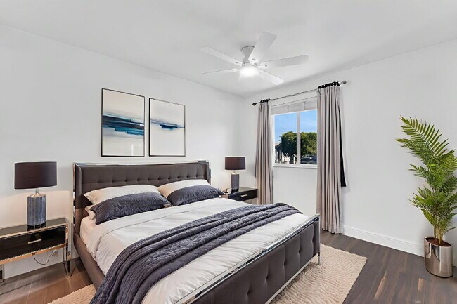 Building Photo - Stunning lakefront townhouse in gated Homestead community.