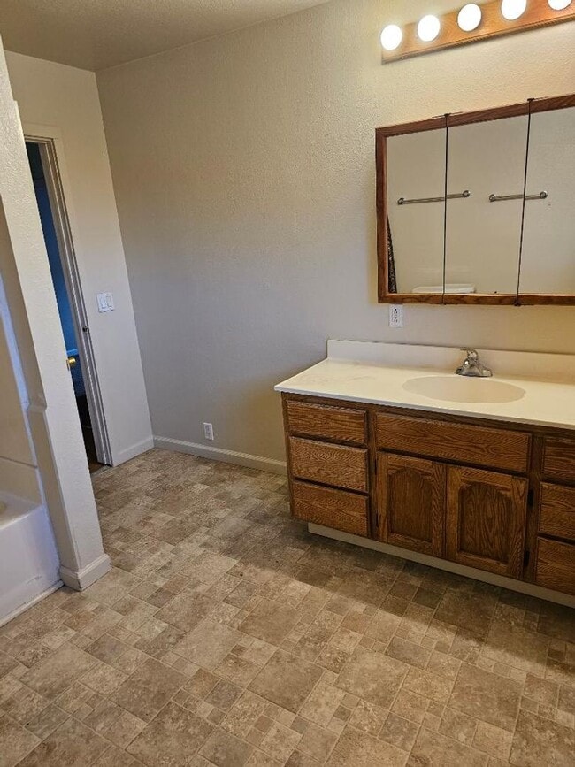 Building Photo - 3Br/1 Bath Home in Susanville