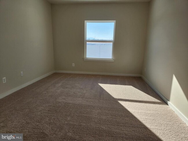 Building Photo - 327 Baker Dr