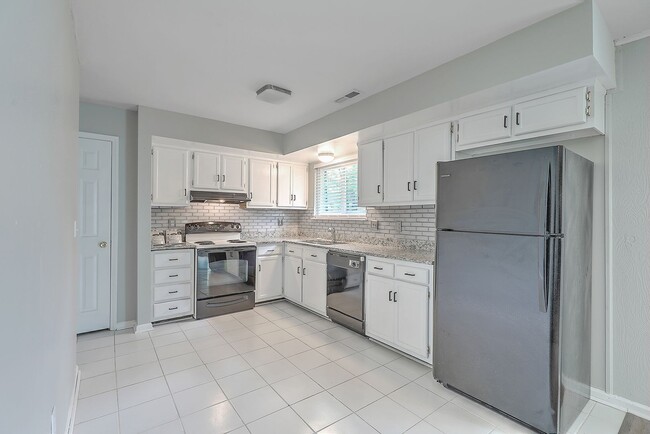 Building Photo - Gorgeous Family Home in Summerville!