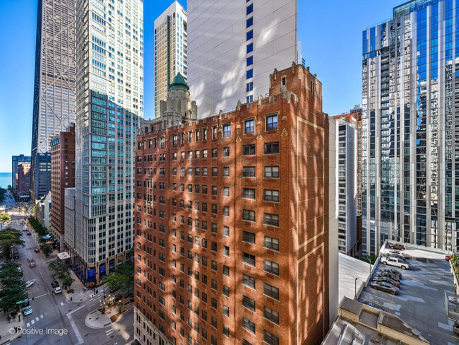 Building Photo - 10 E Delaware Pl