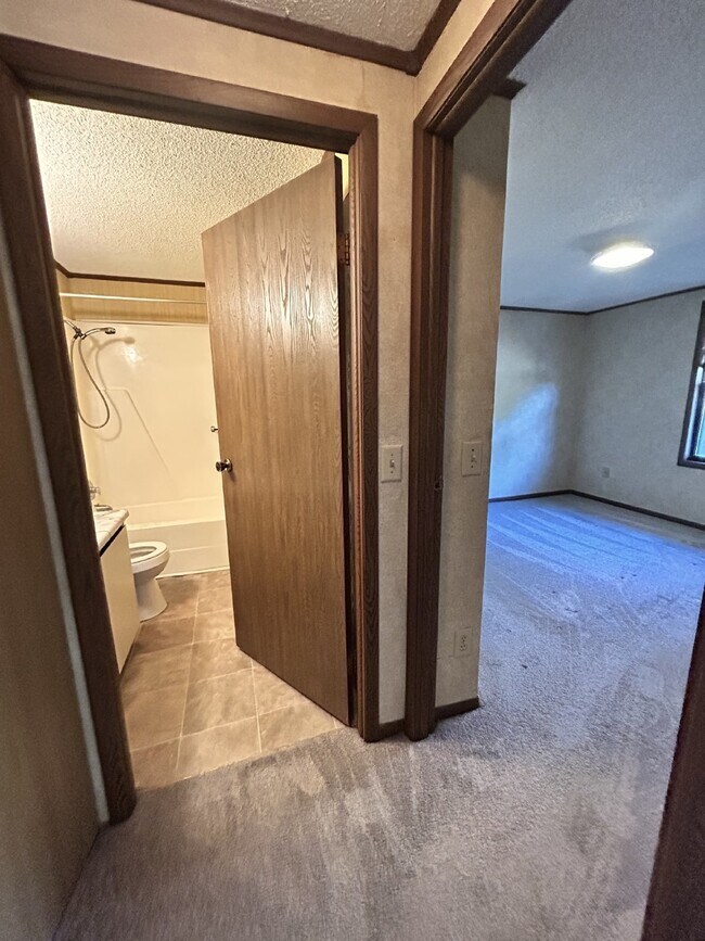 Building Photo - 1 Bedroom Off Hwy 58