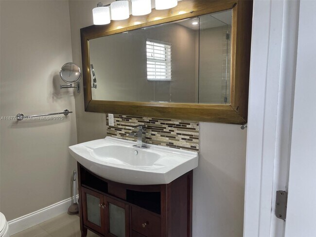 Building Photo - 798 Crandon Blvd