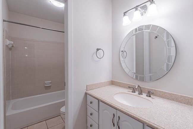 Building Photo - Welcome to this charming 2 bedroom, 2 bath...