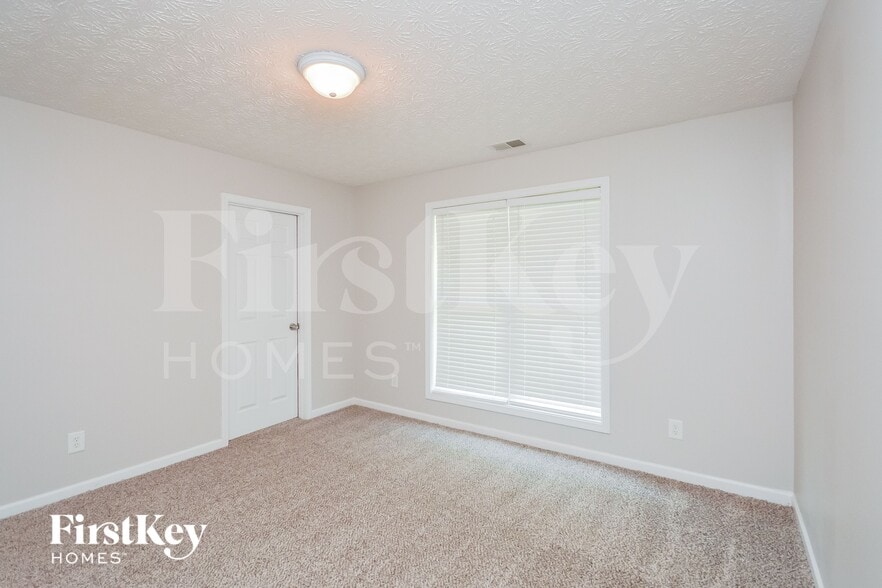 Building Photo - 6061 Fairington Farms Ln