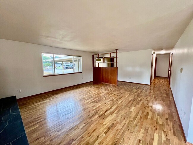Building Photo - Updated 3BD w/ Outbuildings & Shop - Water included