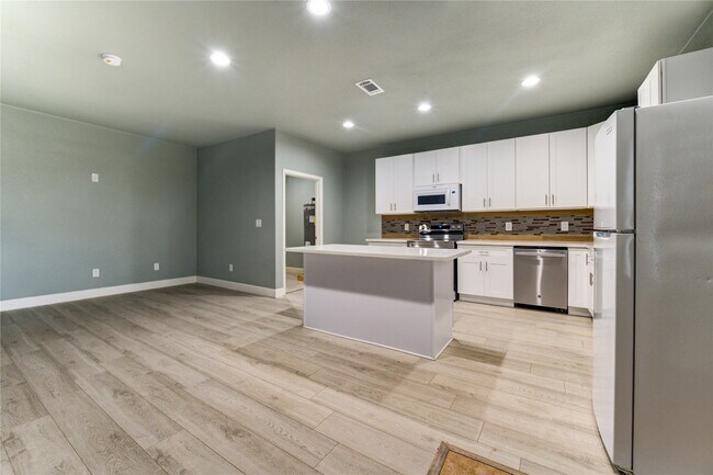 Building Photo - 4323 Continental Dr