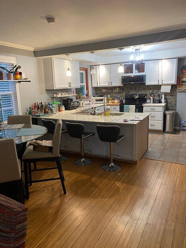 Building Photo - PRICE REDUCED!!!Charming 2-bedroom, 1-bath...