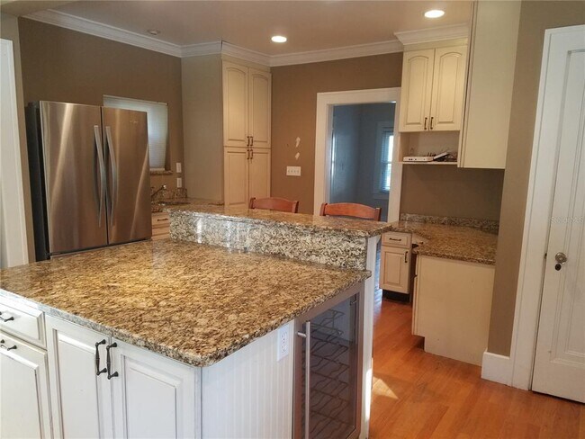 Building Photo - 746 Clifford Dr