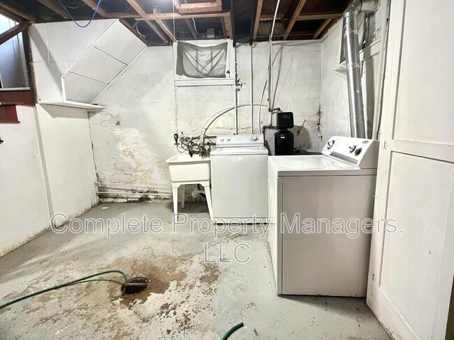 Building Photo - 806 John Farry Pl