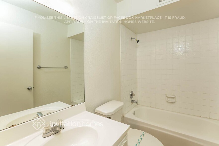 Building Photo - 917 W Lindner Ave