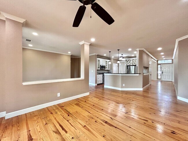 Building Photo - 4 Bed / 2 Bath Spacious One-Level Home with Large Backyard