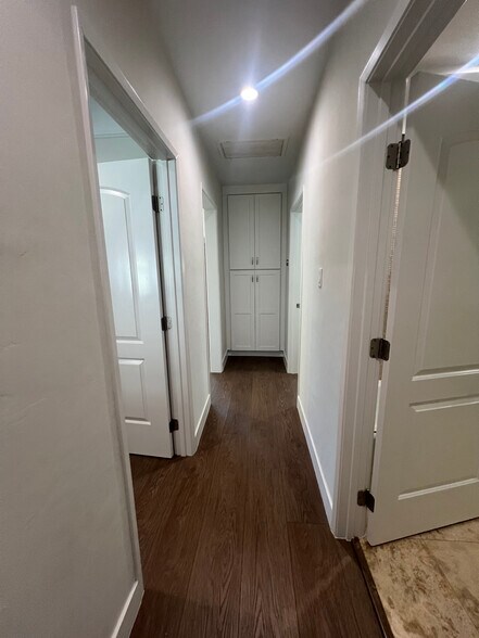 Building Photo - 1518 S Carmelina Ave