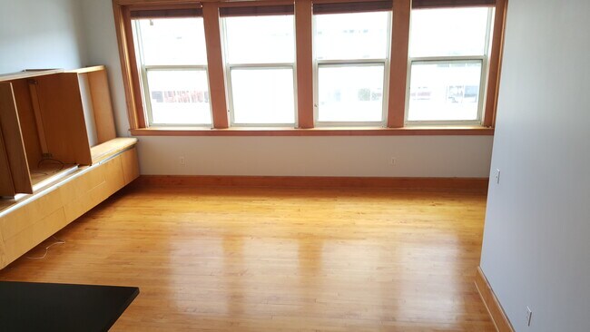 Building Photo - 59 College St