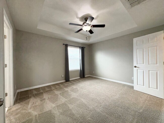 Building Photo - Gorgeous Lake View 3 BR 2.5 bath Luxury To...