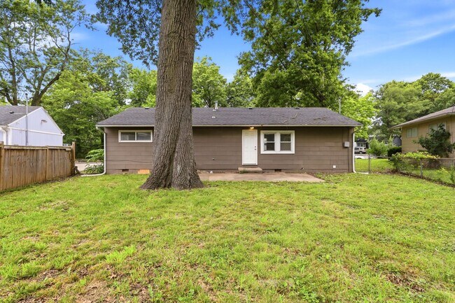 Building Photo - Don't Miss Out on This Charming 3 Bed, 1 Bath Home in South Kansas City!