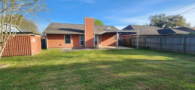Building Photo - 704 Manor Dr