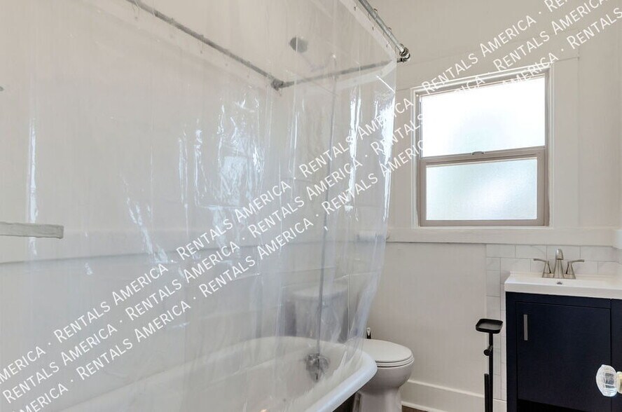 Building Photo - 826 E 6th St