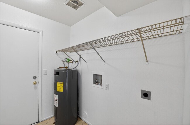 Building Photo - Modern Updated Tempe Townhome Near ASU & Downtown with Resort-Style Amenities