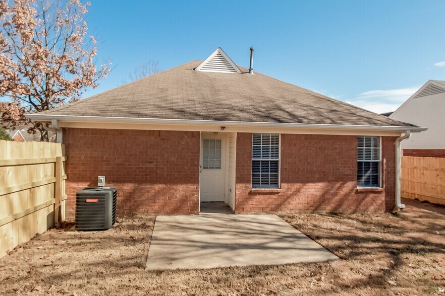 Building Photo - 7677 Fox Hunt Dr E