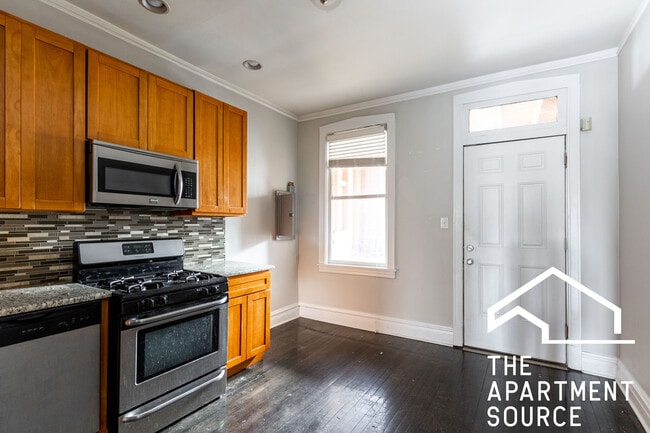 Building Photo - 1530 N Greenview Ave