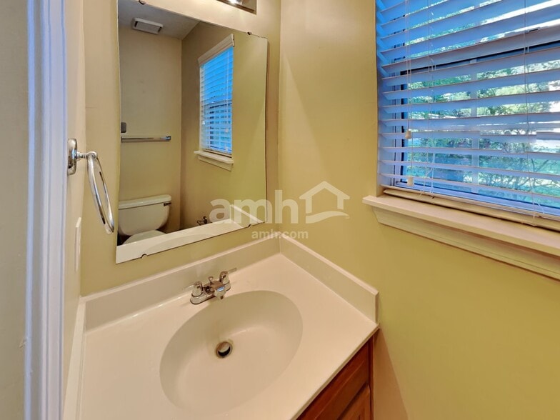 Building Photo - 7117 Daerwood Pl