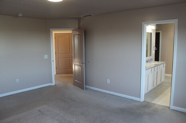 Building Photo - Beautiful 4 Bedroom in Avon!